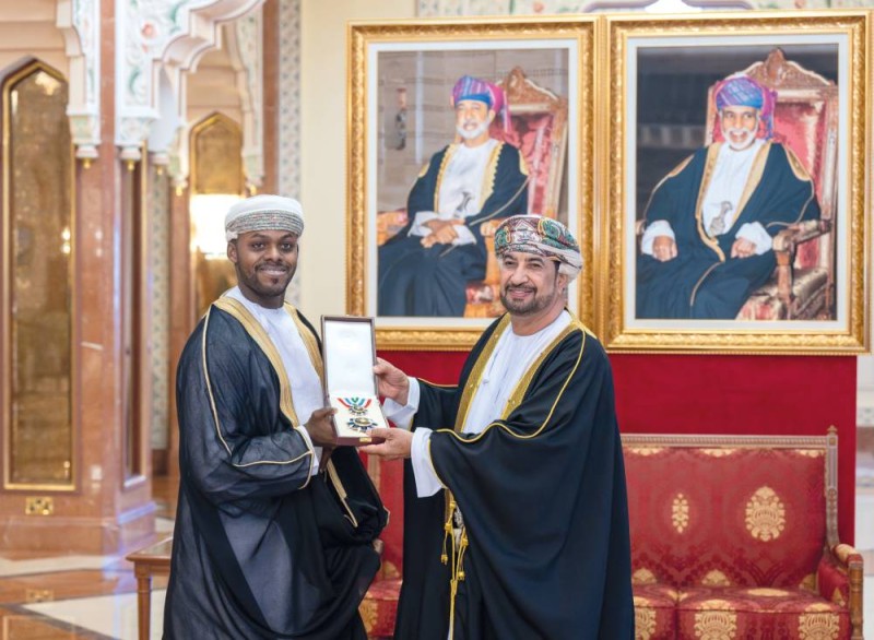 جلالة السلطان يمنح وسام الإشادة السلطانية لعدد من الشخصيات العمانية