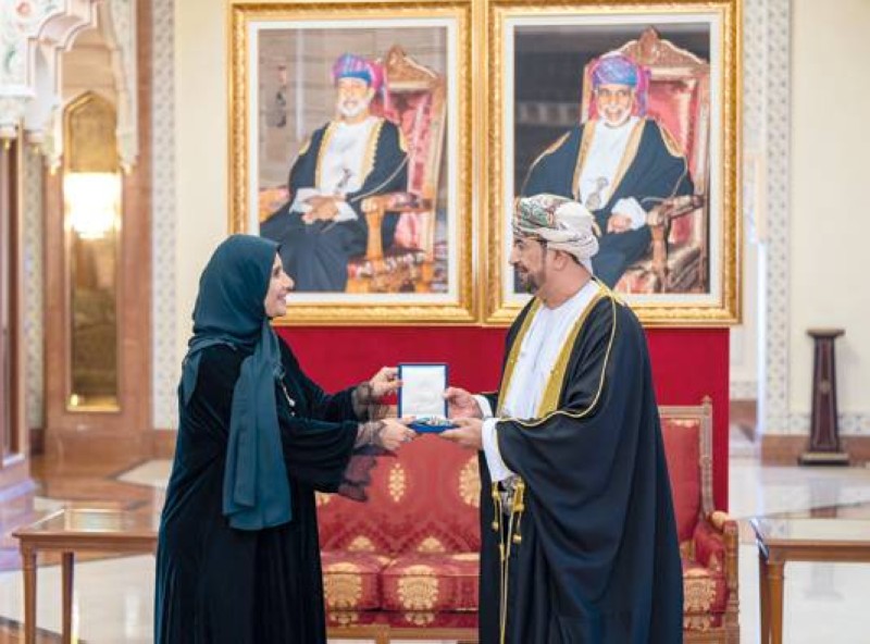 جلالة السلطان يمنح وسام الإشادة السلطانية لعدد من الشخصيات العمانية