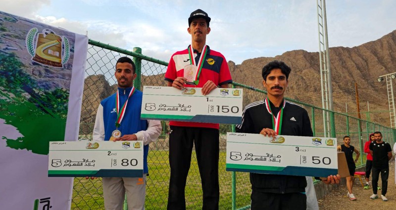 القريني يتوج بالمركز الأول فـي ختام ماراثون بلاد الشهوم الخامس بعبري