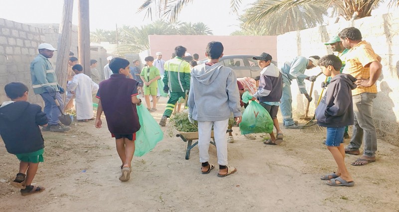 معسكر شبابي تطوعي لتنظيف الأماكن العامة فـي الكامل والوافـي