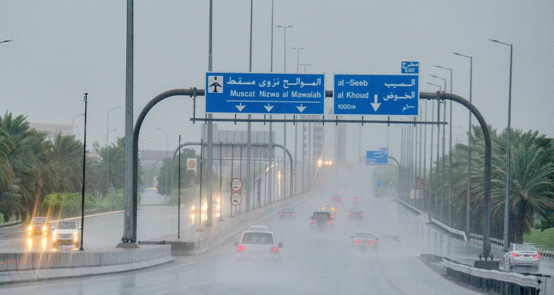 أمطار غزيرة وجريان الأودية والشعاب وتساقط حبات البرد