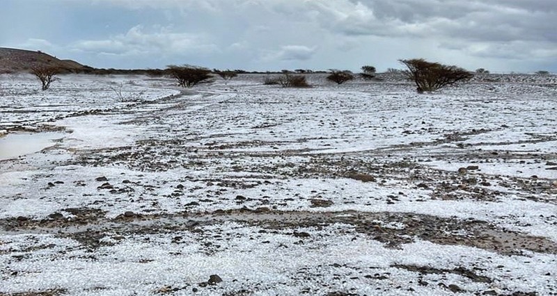 أمطار غزيرة وجريان الأودية والشعاب وتساقط حبات البرد