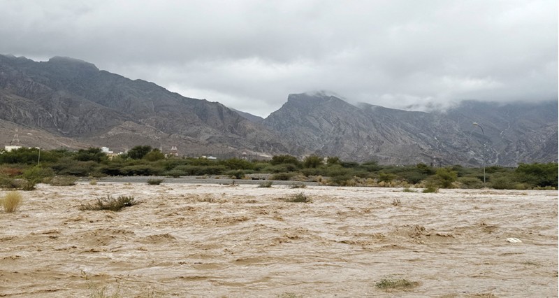 أمطار غزيرة وجريان الأودية والشعاب وتساقط حبات البرد