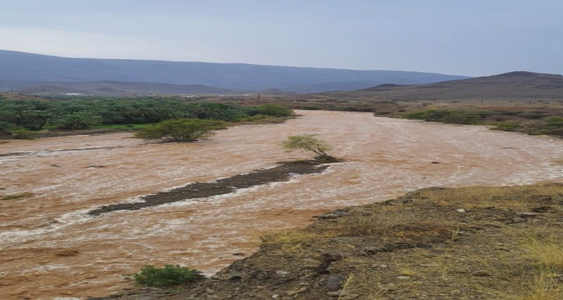 أمطار غزيرة وجريان الأودية والشعاب وتساقط حبات البرد
