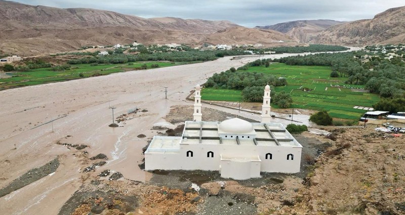 أمطار غزيرة وجريان الأودية والشعاب فـي ذروة &laquo;الوبل&raquo; وتوقعات بالاستمرار لصباح اليوم