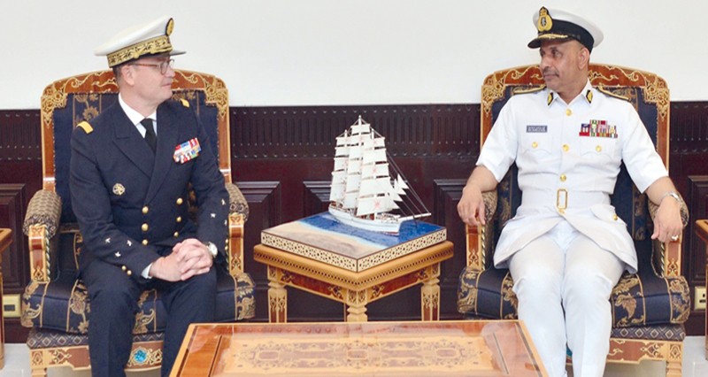 قائد البحرية السلطانية يستقبل قائد القوات الفرنسية فـي المحيط الهندي