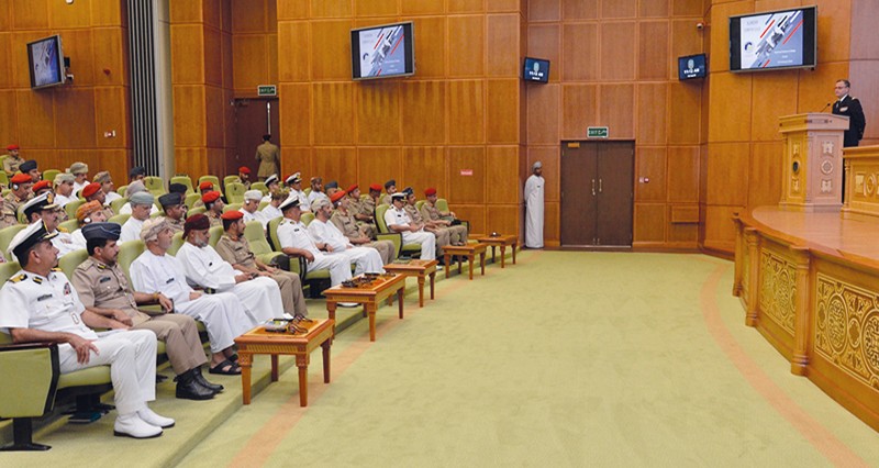 قائد البحرية السلطانية يستقبل قائد القوات الفرنسية فـي المحيط الهندي