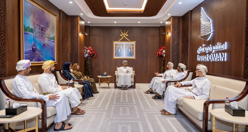 بلعرب بن هيثم يطلع على خدمات &laquo;استثمر فـي عمان&raquo; وجهود جذب الاستثمارات الأجنبية