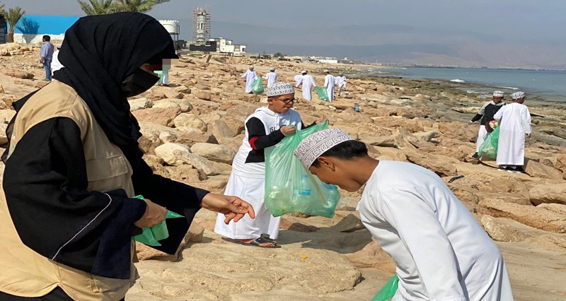 حملة لتنظيف شاطئ شياع بولاية صور