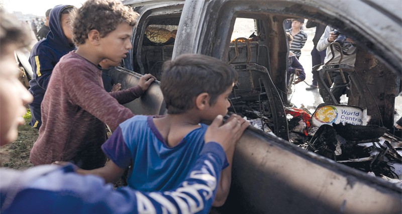 إسرائيل تغتال سبعة من موظفي منظمة إغاثية أميركية بضربة فـي غزة