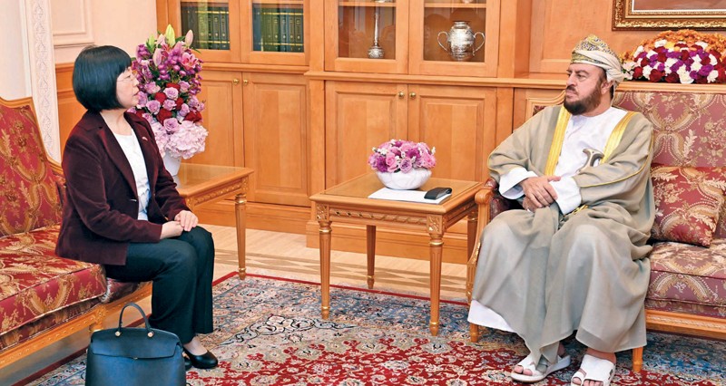 نيابة عن جلالة السلطان .. أسعد بن طارق يودع السفيرة الصينية