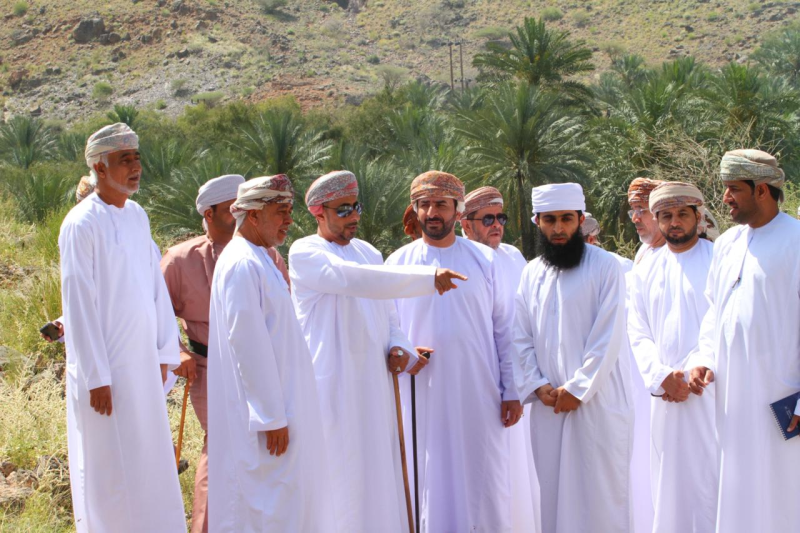 محافظ جنوب الباطنة يزور قرى وادي بني خروص بولاية العوابي