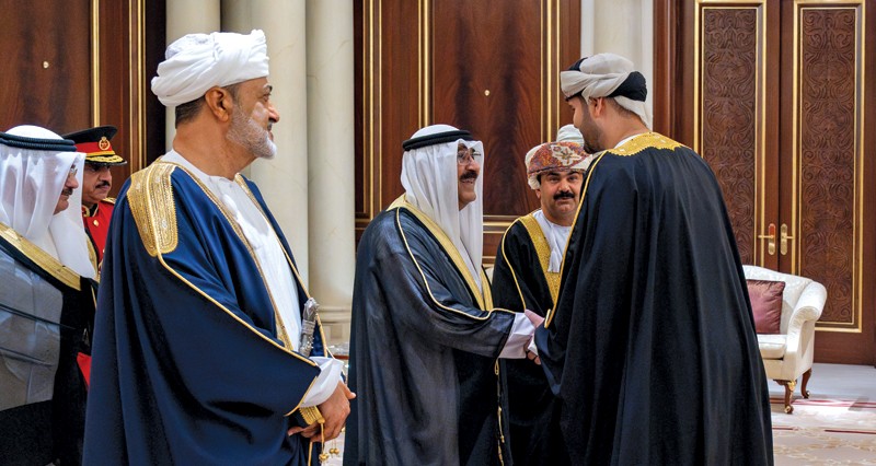 جلالة السلطان وأمير الكويت يستعرضان العلاقات الأخوية التاريخية الراسخة