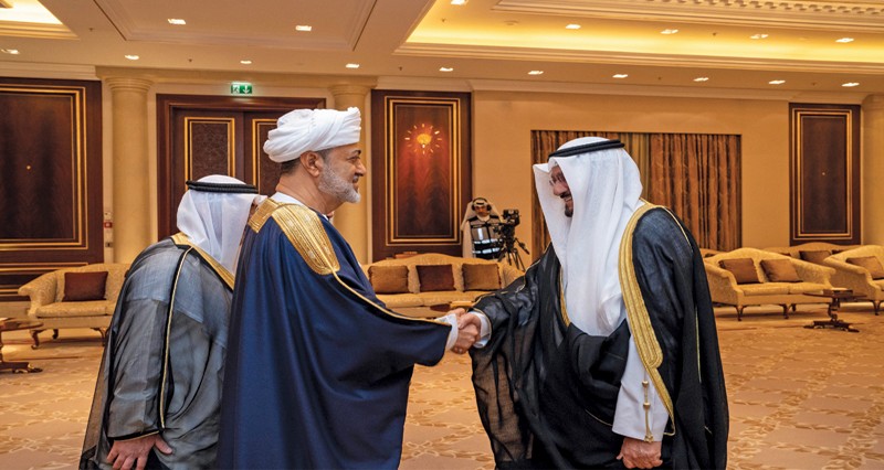 جلالة السلطان وأمير الكويت يستعرضان العلاقات الأخوية التاريخية الراسخة