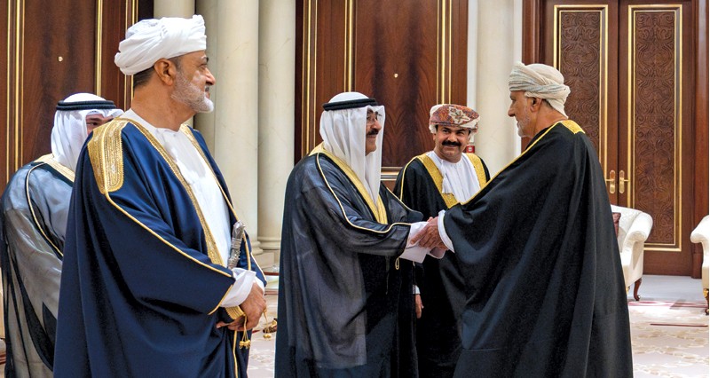 جلالة السلطان وأمير الكويت يستعرضان العلاقات الأخوية التاريخية الراسخة