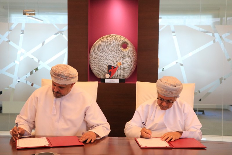 اتفاقية تمويل مشروع بحث استخدام مخلفات أشجار النخيل والأسماك في تغذية الماعز والضأن العماني
