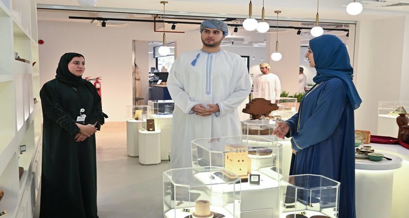 بلعرب بن هيثم يزور هيئة تنمية المؤسسات الصغيرة والمتوسطة