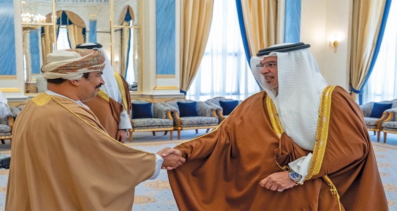 ولي عهد البحرين يستقبل وزير الإعلام