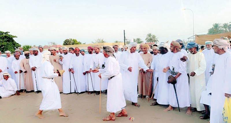 أهازيج ورقصات شعبية واستعراضات لفنون الخيل ومسابقات ترفيهية احتفاء بعيد الأضحى المبارك