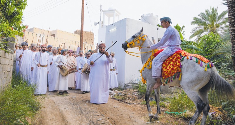 أهازيج ورقصات شعبية واستعراضات لفنون الخيل ومسابقات ترفيهية احتفاء بعيد الأضحى المبارك