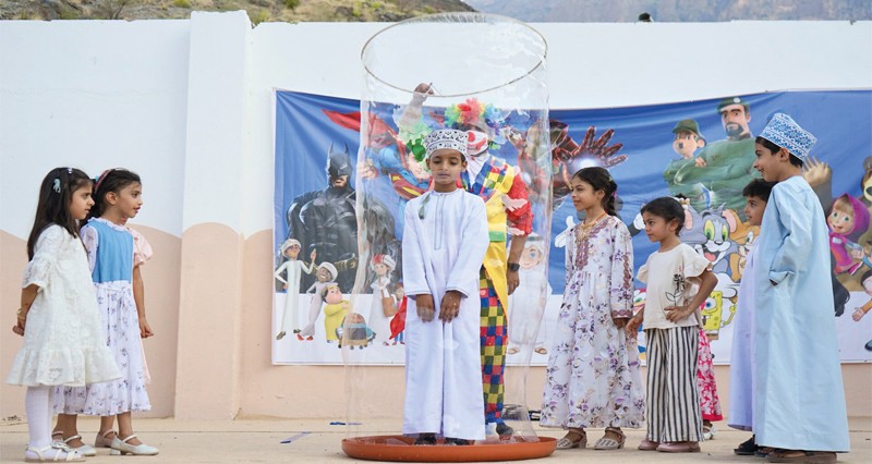 أهازيج ورقصات شعبية واستعراضات لفنون الخيل ومسابقات ترفيهية احتفاء بعيد الأضحى المبارك