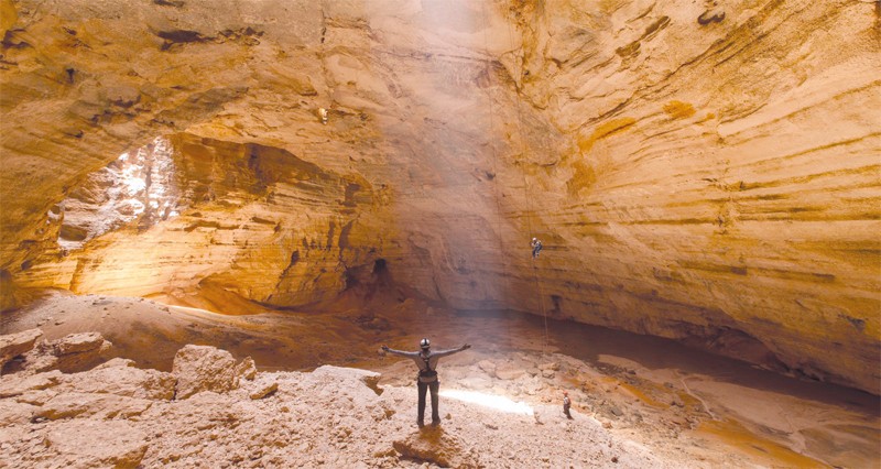 اتفاقية حق انتفاع لتطوير كهف مجلس الجن