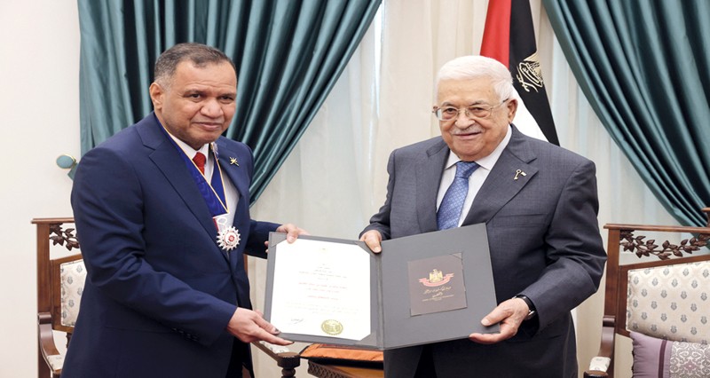 الرئيس الفلسطيني يقلد القائم بأعمال سفارة سلطنة عمان وسام الاستحقاق والتميز