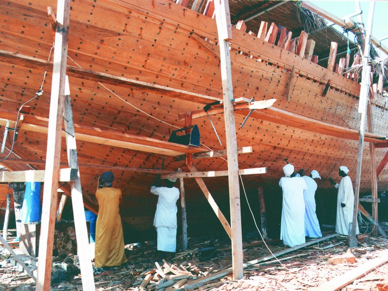 ولاية صور .. حكاية أمواج تتراقص على أنامل الحرفيين