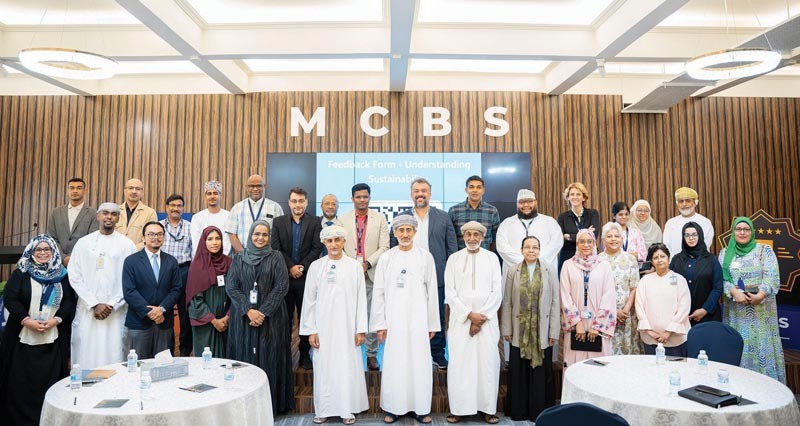 بنك نزوى يعزز مفهوم الاستدامة بحلقة عمل فـي الكلية الحديثة للتجارة والعلوم