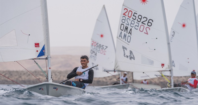 ناشئو عمان للإبحار يخوضون منافسات بطولة عمان للإبحار الشراعي بولاية صور