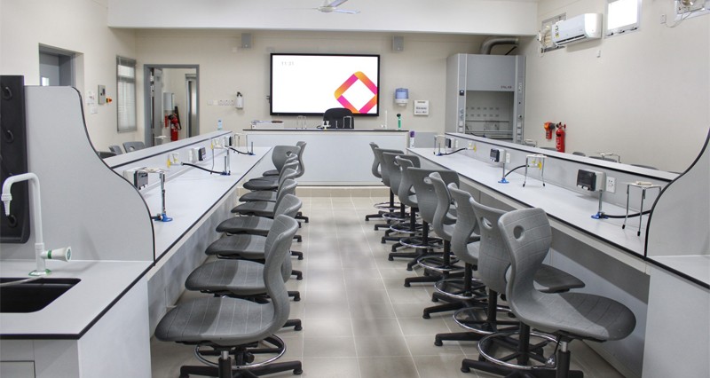 استلام المبنى الجديد لمدرسة الأقصى للتعليم الأساسي بالسويق