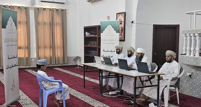 لجنة تصفيات مسابقة السلطان قابوس للقرآن الكريم تزور مركز الدقم