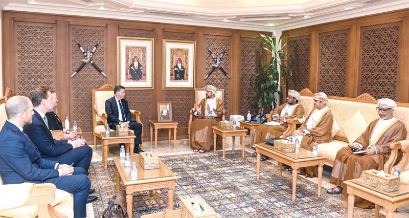 سلطنة عمان والمملكة المتحدة تبحثان تعزيز التعاون فـي القطاعات التجارية والصناعية والاستثمارية