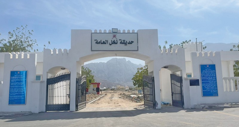 تواصل الأعمال التطويرية فـي حديقة نخل العامة