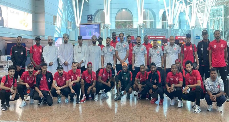 بعثة الفريق الكروي الأول بنادي ظفار تصل دبي والزعيم يجري تدريبه الأول
