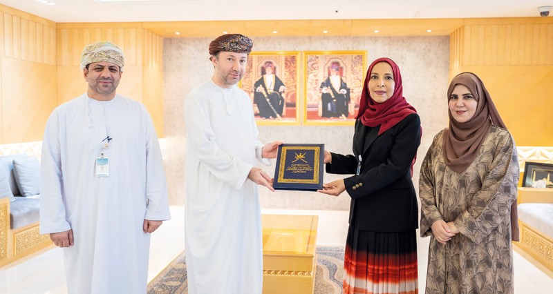 وزيرة التربية والتعليم تسلم أمين عام المتحف الوطني رسالة السيدة الجليلة