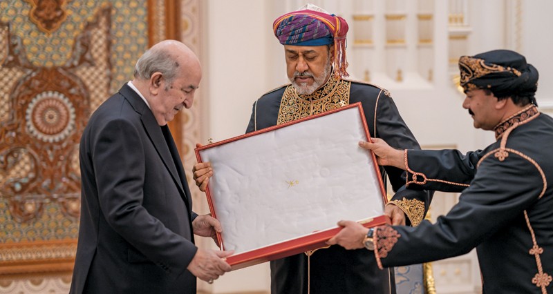 جلالة السلطان يقيم مأدبة عشاء رسمية للرئيس الجزائري .. والقائدان يتبادلان الأوسمة والهدايا التذكارية