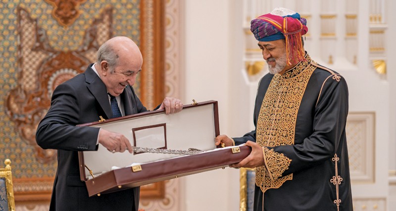 جلالة السلطان يقيم مأدبة عشاء رسمية للرئيس الجزائري .. والقائدان يتبادلان الأوسمة والهدايا التذكارية
