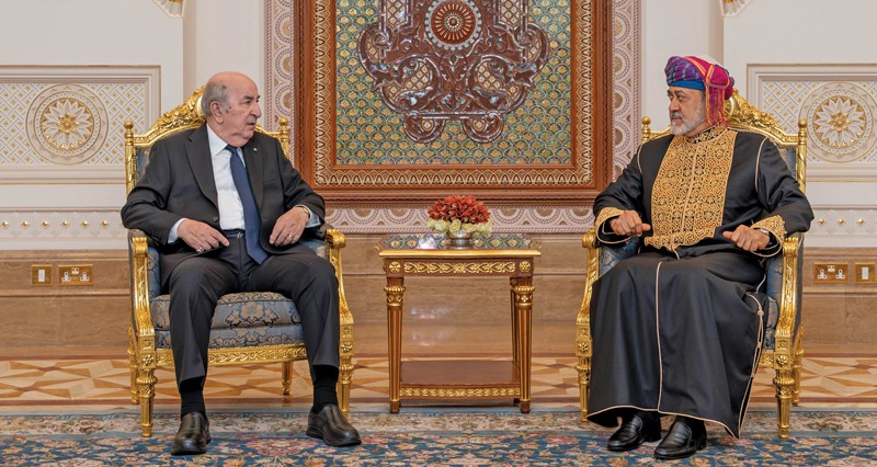 جلالة السلطان يقيم مأدبة عشاء رسمية للرئيس الجزائري .. والقائدان يتبادلان الأوسمة والهدايا التذكارية