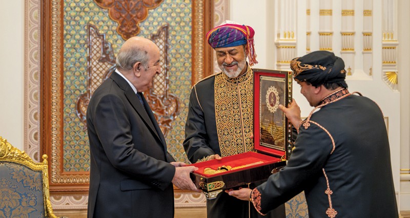 جلالة السلطان يقيم مأدبة عشاء رسمية للرئيس الجزائري .. والقائدان يتبادلان الأوسمة والهدايا التذكارية