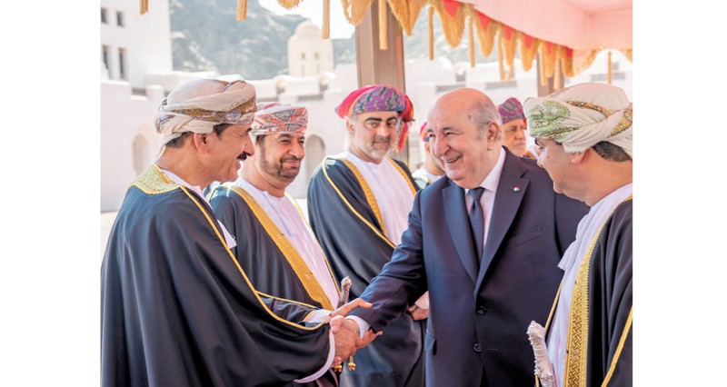 جلالة السلطان والرئيس الجزائري يستعرضان مجالات التعاون بما يسهم فـي فتح آفاق جديدة من الشراكة والاستثمار