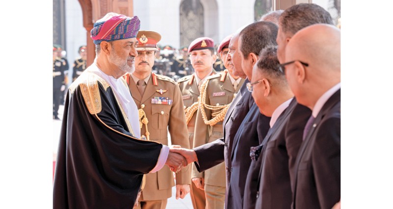 جلالة السلطان والرئيس الجزائري يستعرضان مجالات التعاون بما يسهم فـي فتح آفاق جديدة من الشراكة والاستثمار