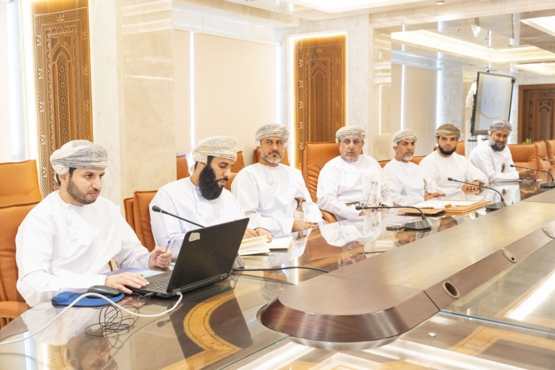 استعراض مستجدات قطاع تزويد الكهرباء بمحافظة الداخلية