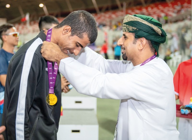 3 ميدالية ملونة عمانية وذهبية اللعب النظيف