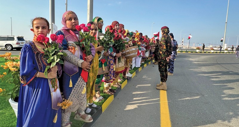أهالي ولاية نخل يصطفون فـي لوحات وطنية مرحبين بالموكب السامي لجلالته