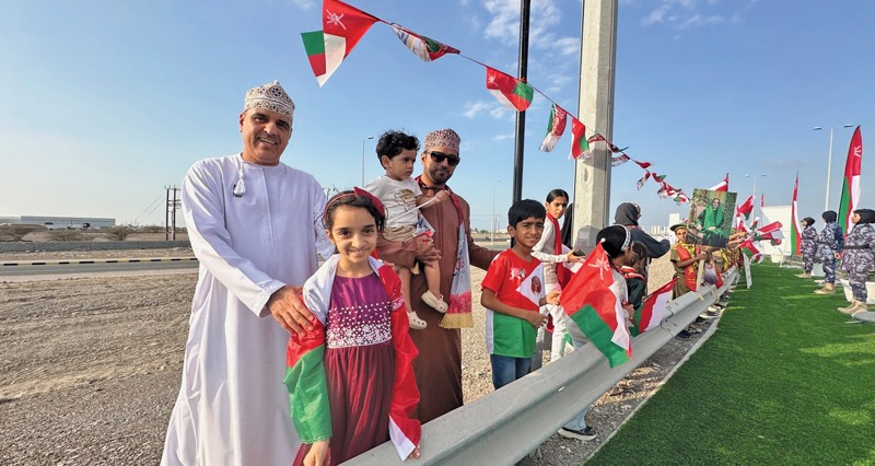 أهالي ولاية نخل يصطفون فـي لوحات وطنية مرحبين بالموكب السامي لجلالته