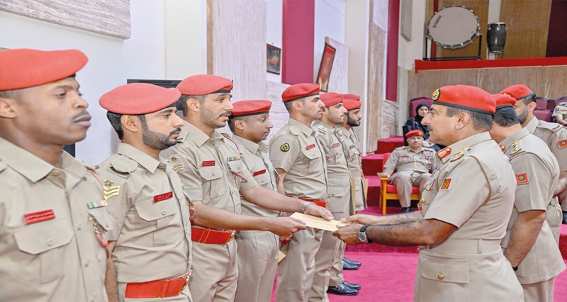 قائد الجيش السلطاني العماني يكرم فريق موسيقى الجيش