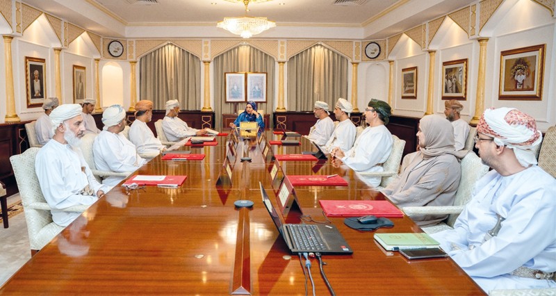 استعراض مستجدات سير العمل بجامعة السلطان قابوس