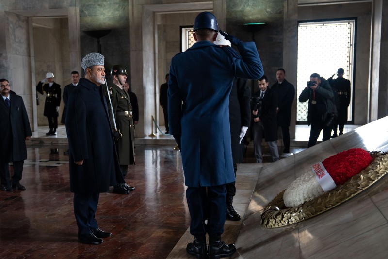 جلالة السلطان يزور ضريح أتاتورك ومكتبة الأمة بأنقرة