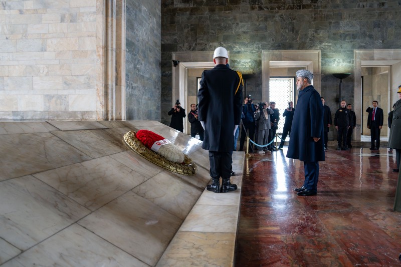 جلالة السلطان يزور ضريح أتاتورك ومكتبة الأمة بأنقرة